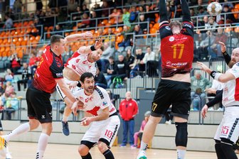 Bärenstarke Mannschaftsleistung: Plauener Einheit-Handballer gewinnen Heimspiel - Maximilian Krüger beim Torwurf. Der HC Einheit erfreute seine Anhänger am Samstag mit der wohl besten Saisonleistung.