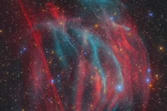 Bärenstein hat jetzt auch im Weltall einen Platz - Der Bärensteiner Nebel: Das Besondere an dem Foto sind die extrem filigranen und blutroten Filamente eines Supernova-Überrests, die im linken Bildbereich zu sehen sind. "Ein Supernova-Überrest entsteht bei der Explosion von besonders großen und massereichen Sternen. Somit sind in diesem Foto gleich zwei gigantisch große Überreste ehemaliger Sterne zu sehen, was extrem selten ist", erläutert Marcel Drechsler.