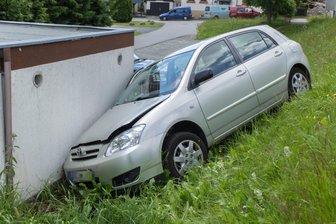 Bärenstein: Toyota kracht gegen Garagenwand - Ein Toyota ist am Donnerstag gegen einen Garagenwand gekracht.