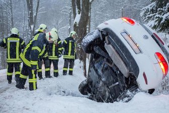 Bärenstein: VW landet im Graben -