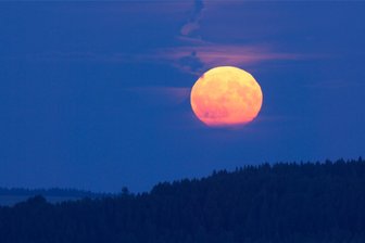 Bärensteiner fotografiert seltenes Ereignis: „Blue Moon“ über Erzgebirgskamm - Ein beeindruckender Mond erschien in der Nacht zu Dienstag über dem Erzgebirgskamm.