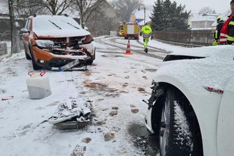 Bärenwalde: Glätte-Unfall mit drei Verletzten - 