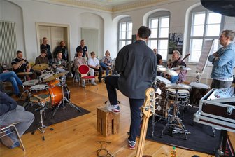 Bässe, Beats und Bands: „Drum&Bass-Camp“ rockt in Schneeberg - Auch der Rücken von Ben Jud kann entzücken. In der Mixed Group doziert und spielt er zum ersten Mal mit Jost Nickel - eine gelungene Premiere.