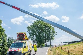 Bäume fällen für das Klima? - Die Flügel der neuen Windkraftanlagen sind 79 Meter lang - ihr Transport durch Voigtsdorf ist eine Herausforderung. 
