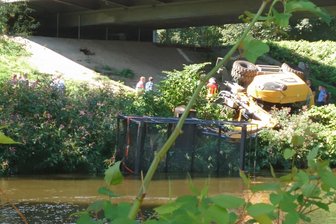 Bagger am Muldeufer in Zwickau umgekippt - Person eingeklemmt -