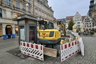 Bagger auf dem Zwickauer Hauptmarkt: Was wird dort gebaut? - Am Wasser-Licht-Spiel auf dem Zwickauer Hauptmarkt muss das Pflaster repariert werden.