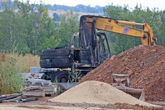 Bagger auf JVA-Baustelle ausgebrannt - Polizei vermutet Brandstiftung - Der ausgebrannte Bagger auf der Baustelle in Zwickau-Marienthal.