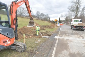 Bagger bei Mulda im Einsatz: Vorbereitungen für neuen Einkaufsmarkt beginnen - Zwischen Helbigsdorf und Mulda wird gerade der künftige Wasseranschluss für den neuen Einkaufsmarkt gebaut.
