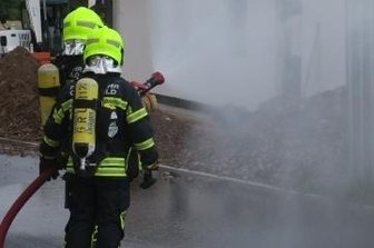 Bagger beschädigt Gasleitung - Mit Wasser wurde die Verbreitung des Gases verhindert.