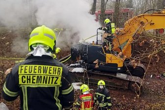 Bagger fängt Feuer - Öl läuft aus -