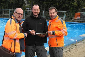 Bagger frisst sich durch das Freibad Geringswalde - Bauüberwacher Andreas Knabe, Projektleiter Falk Unger und Planer Danilo Klitzsch (v. l.)