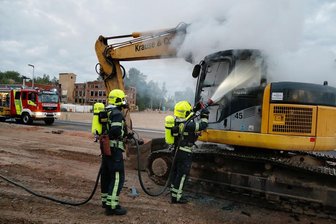 Bagger geht in Flammen auf -