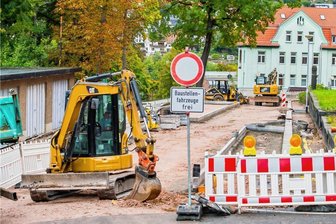 Bagger graben sich am Amtsgericht Aue in die Erde - 