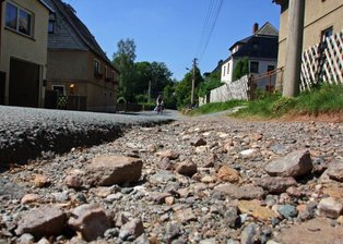 Bagger im Anmarsch - Bürger über Kosten im Ungewissen - In der kommenden Woche wird mit der Sanierung der Ursprunger Straße begonnen. 