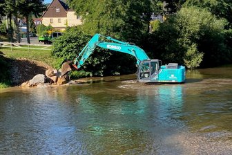 Bagger in Aktion: Steine für das Wehr der Rochlitzer Schlossmühle - Ein Bagger transportiert Steine vom Ufer in Zaßnitz zum Wehr.