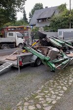 Bagger kippt auf Friedhofsmitarbeiter - Auf dem Lutherfriedhof in Haßlau kam es zu einem schweren Unfall.