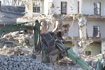 Bagger kippt um - Fahrer verletzt in Klinik - Ein Bagger ist auf einer Baustelle an der Hammerstraße am Samstagnachmittag umgekippt.