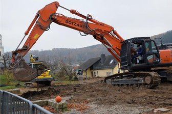 Bagger legen los: Baustart für neue Turnhalle in Elsterberg - Zum Auftakt des Turnhallen-Baus setzte sich Elsterbergs Bürgermeister Sandro Bauroth für das Pressefoto selbst in einen Bagger. Anschließend übernahmen Profis den Erdaushub.