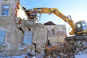 Bagger macht sich in Mittelsaida an den Abriss: Gasthof „Zur goldenen Sonne“ ist bald Geschichte - Der alte Gasthof „Zur goldenen Sonne" in Mittelsaida wird derzeit abgerissen und macht Platz für ein Verdunstungsbecken.