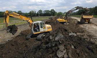Bagger rücken Schlamm an der Talsperre zu Leibe - 
              <p class="artikelinhalt">Die Ablagerungen, die sich in sieben Jahrzehnten in der Vorsperre Dobeneck abgesetzt haben, sind bis zwei Meter hoch. Sie werden ausgebaggert und zum Elsterdamm am Fischteich umgesetzt. </p>
            