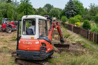 Bagger reißen alte Lauben am Klinkborn weg - auch Parkbucht entstanden -