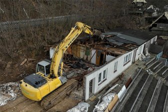 Bagger reißt alte Gaststätte an der Seebühne Kriebstein ein - Der alte Flachbau an der Seebühne Kriebstein wird derzeit von Mitarbeitern der Firma M. Günther & Co. GmbH Burgstädt abgerissen.
