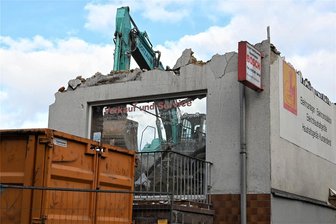 Bagger reißt letztes Haus ein: Aldi-Neubau im Zentrum von Hainichen weiter umstritten - Um Platz für den Aldi-Neubau in Hainichen zu schaffen, ist nun auch das Haus Bahnhofstraße 18 abgerissen worden.