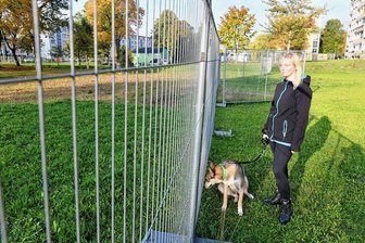 Bagger rollen kommende Woche im Brand-Erbisdorfer Goldbachpark an - Einige Zeit herrschte Baustille auf der Fläche des künftigen Goldbachparkes in Brand-Erbisdorf. Nicht nur Marylin Kiesewalter fragte sich am eingezäunten Baugebiet, wann es weitergeht.