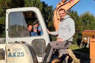 Bagger rücken am Kinderhaus an - Steffen Walther mit Sohn Patrick und Enkel Oskar sowie Sandro Richter (von links) freuen sich gemeinsam auf den neuen Spielgarten.
