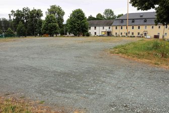 Bagger rücken zum Partyplatz nahe dem Schloss Blankenhain - Der Festplatz im Ausflugsort Blankenhain wird ab Juni saniert. Dort finden jährlich mehrere Festivitäten statt.