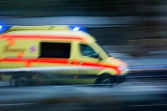 Bagger rutscht von Laderampe - 59-jähriger Fahrer verletzt -