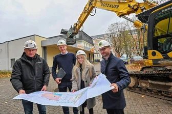 Bagger schafft Platz für neuen Supermarkt an der Chemnitzer Neefestraße - Im Beisein von Olaf Pörnig, Tobias Schmidt, Susann Stamm und Toni Kunze (von links) von Edeka, der Baufirma bzw. dem Projektträger Ratisbona begannen am Freitag die Abrissarbeiten in Chemnitz.