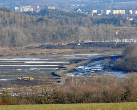 Bagger schaufeln weiter in der Vorsperre - 
              <p class="artikelinhalt">Vorsperre der Talsperre Pirk: Aus Richtung Planschwitz sind im Hintergrund die aufgetürmten Ablagerungen zu sehen.</p>
            