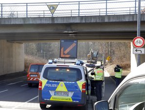 Baggerarm beschädigt Brücke -