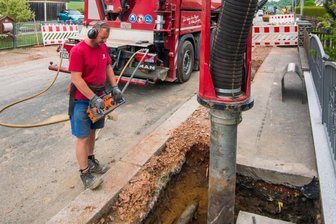 Baggern für den Breitbandausbau - Jörg Floh (Foto) baggert in einem Kabelgraben mit einem Saugbagger.