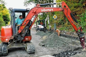 Baggern fürs schnelle Netz - Gute Nachricht: Die Vollsperrung der Hopfgartener Straße soll Ende nächster Woche wieder aufgehoben werden.