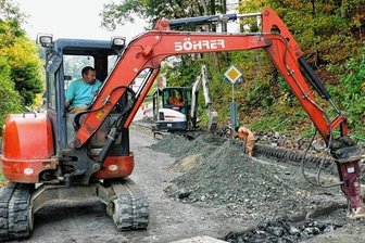 Baggern fürs schnelle Netz - Gute Nachricht: Die Vollsperrung der Hopfgartener Straße soll Ende nächster Woche wieder aufgehoben werden.