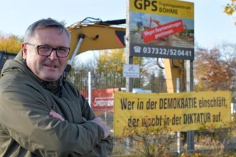 Baggerschule will weiter klagen - Michael Böhme vor seinem ehemaligen GPS-Trainingszentrum für Baumaschinisten im Gewerbegebiet Rotvorwerk. Der Unternehmer will vor das Oberlandesgericht ziehen, nachdem das Landgericht seine Schadensersatzforderung gegen die Stadt Freiberg abgewiesen hat. 