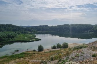 Baggersee in Penig: Warum der Badespaß lebensgefährlich sein kann - Eine Abkühlung im Baggersee in Niedersteinbach kann lebensgefährlich sein. Unter der Wasseroberfläche lauern Industrieanlagenteile.