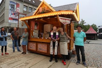 Baguettes mit Gottes Segen - Nagelneu ist die Baguettebude "Kuddelmuddel" von Schausteller-Ehepaar Heike und Klaus Volklandt. Schaustellerpfarrer Wolfgang Eichhorn übernahm die Einweihung. 