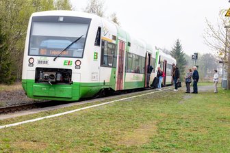 Bahn-Ärger im Vogtland: Voller Zug lässt Mutter mit Kleinkind auf Pampa-Bahnhof stehen - Die Fahrt nach Leipzig via Mehltheuer mit der dort haltendenden Erfurter Bahn ist eine oft genutzte Verbindung vieler Vogtländer auf dem Weg nach Norden.