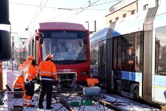 Bahn aus Stollberg in Chemnitz entgleist - Bergungsarbeiten an der Unfallstelle in Chemnitz.