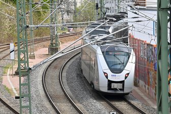 Bahn-Baustellen-Chaos: Wo genau die Sachsen-Franken-Magistrale für fünf Tage gesperrt wird - Auf der Strecke Dresden-Chemnitz-Zwickau-Hof brauchen Reisende derzeit starke Nerven. Die Mitteldeutsche Regiobahn, die die Züge betreibt, sieht die Verantwortung bei einem anderen Unternehmen.