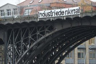 Bahn beantragt offiziell Viadukt-Abriss - Vielfältig war der Protest der Chemnitzer gegen die Pläne der Deutschen Bahn für den Viadukt über Annaberger Straße und Beckerstraße im Stadtteil Altchemnitz. Im Herbst 2014 hatten Abrissgegner an dem 1901 errichteten Bauwerk auf den bestehenden Denkmalschutz hingewiesen.
