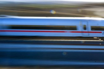 Bahn bringt Familienticket zum Pauschalpreis - DB-Familienticket: Für 99,99 Euro sollen maximal fünf Personen innerhalb Deutschlands mit Fernverkehrszügen hin und zurück reisen können. Voraussetzung ist, dass mindestens ein Kind mitreist.
