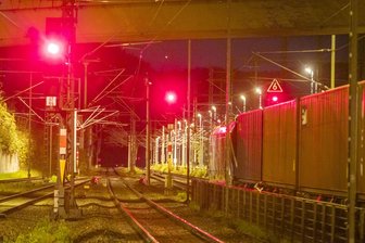 Bahn-Chaos zwischen Dresden und Prag: War es Sabotage? - Zehn Stunden Stillstand: Auf der internationalen Bahnstrecke Dresden - Prag und der S-Bahnstrecke der Linie S1 zwischen Heidenau und Bad Schandau kam es Sonntagabend zu massiven Störungen.