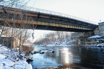 Bahn-Elektrifizierung bremst Brückenbau in Zwickau-Cainsdorf - Für die alte Cainsdorfer Brücke gibt es seit Jahren schlechte Zustandsnoten. Sowohl die Tonnage als auch das Tempo wurden bereits reduziert. Ein Neubau ist dringend erforderlich.