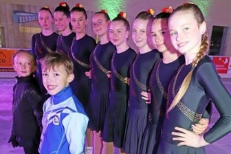 Bahn frei auf dem Schlosshof - Zur Eröffnung der Freiberger Eisbahn im Schlosshof zeigten Mitglieder des Dresdner Eislaufclubs ihr Können. 