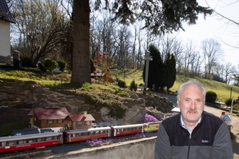 Bahn-Miniwelt lädt an B 92 zur Pause ein - Kurz vor Ostern machte Bernd Kießling seine Gartenbahn an der Oelsnitzer Straße in Plauen wieder startklar. Besucher brauchen nur rechts den Schalter zu drücken, dann fahren mitunter vier Züge auf der 30 mal 6 Meter großen Bahn, die durch die private Einfahrt geteilt ist. 