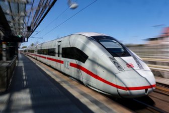Bahn rechnet mit vollen Zügen am Freitag und Montag - Am Pfingstwochenende erwartet die Bahn viele Fahrgäste in ihren Zügen. (Archivbild)